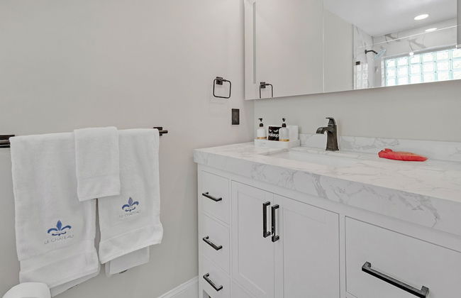 Flirty Flamingo Colorful Waterfront Escape w Pool - Foto 15