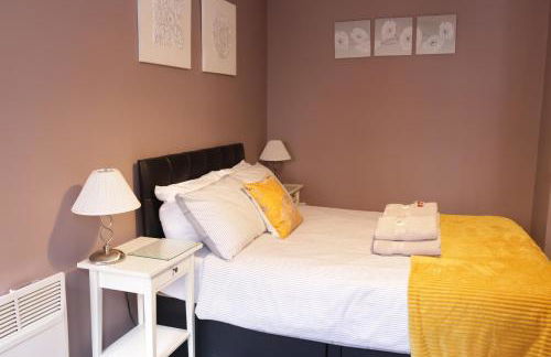 Modern 1 Bedroom Apartment Free Parking WiFi Near City Centre - Photo 14