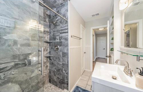 KING BED-Pet Friendly- Sleeps 7- Close to Everything-TCU-Magnolia-Cultural District-Hospitals-At&T Stadium - Foto 3