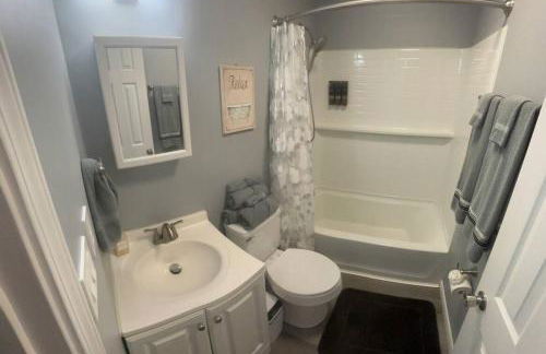 Quiet in Town - 2 beds, Large TVs, Big Parking , Nintendo & EV Ready - Foto 14