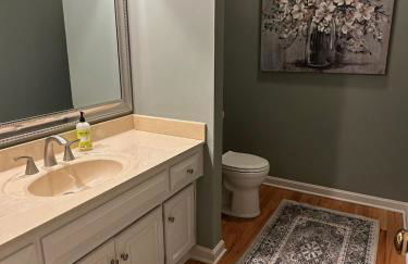 World Cup Ready - Spacious 5-Bedroom Home with Pool, Hot Tub, and Outdoor TV - Foto 4