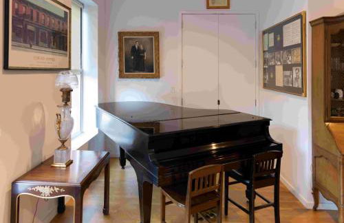 Large and Luxurious in Strivers Row - Photo 1