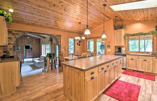 Spacious Lakefront Home with Patio and Boat Dock! - Foto 8