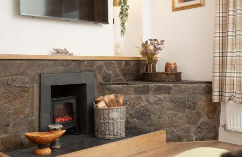 Sleeps 6. Free Wifi. Free Parking central location. - Photo 14