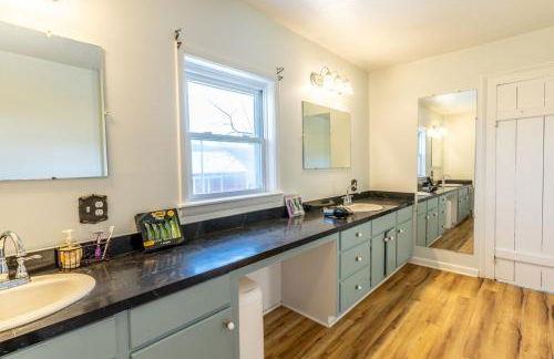 Charming Farmhouse w King Bed Hot Tub & EV Charger - Foto 12