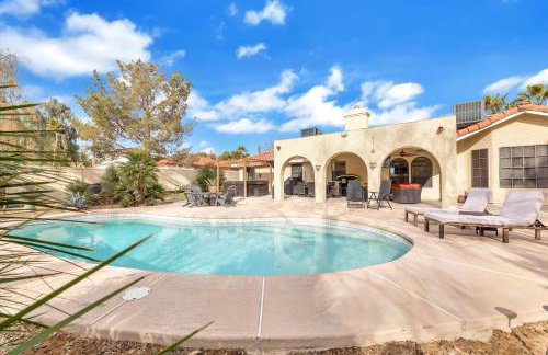 Ranch villa 1 level on half acre 8-min from Strip - Foto 1