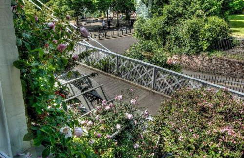 Beautiful period cottage, exceptional riverside location in the heart of Chester - Photo 32