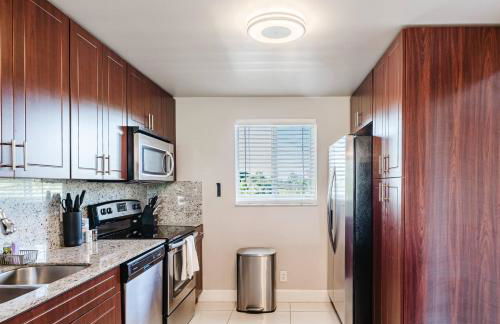 Boca Beachside 2BR 2BA with Pool and Balcony Steps to Sand - Foto 13