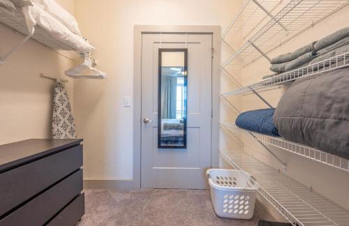 Riverwalk and Pool view Apt with King bed Infinity Pool Gym Free Parking - Foto 26