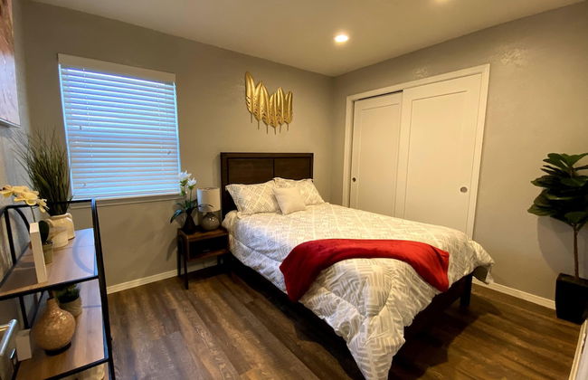 Evie's Campus-close 2 bedroom luxury - Photo 5