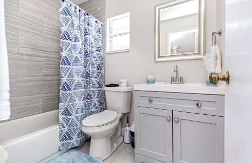 Walk to Downtown - 7min to beach - King bed & Free parking - Foto 29