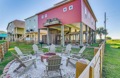 Steps to Crystal Beach Gem with Ocean-View Deck! - Foto 1