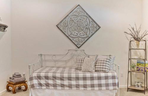 Charming 4BR Wine Country Getaway with Spa & Firepit - Foto 23