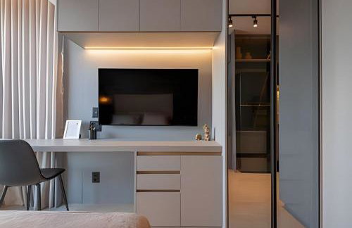 Studio Premium com Rooftop e Piscina com vista para a Baia de Todos os Santos, Portaria 24 Hr, Estacionamento, Wi-fi rápido 433Mpbs, Cozinha Compacta, Localização privilegiada próximo à praia e ao Farol da Barra - Foto 6