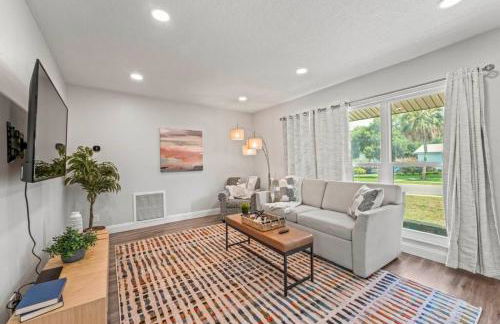 Oversized 4bed + Converted Bedroom, HEATED Pool + Hot Tub - Photo 8