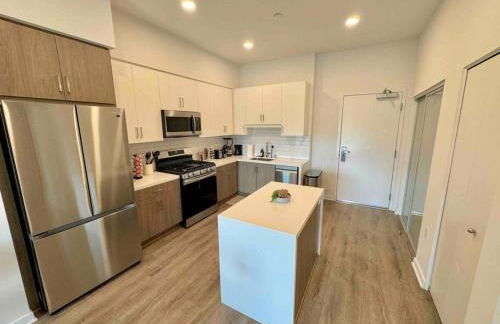 Designer Silver Lake Stylish One Bedroom with Parking - Photo 14