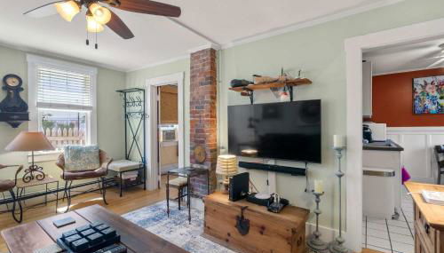 Steps to Commercial St Walk to Beach - Foto 5