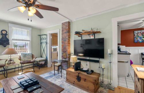 Steps to Commercial St Walk to Beach - Foto 5