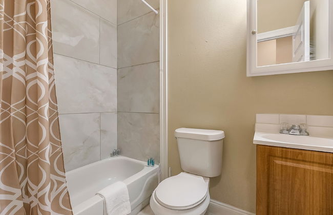 2BD Spacious condo Steps from ST Charles - Foto 9