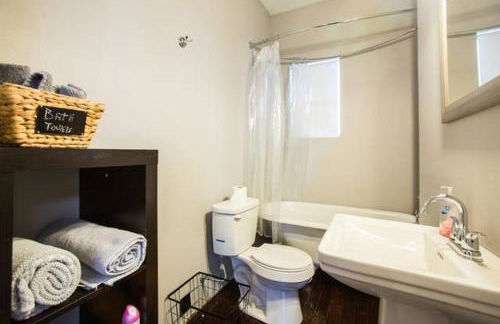 Modern Condo Blocks from Quarters - Foto 5