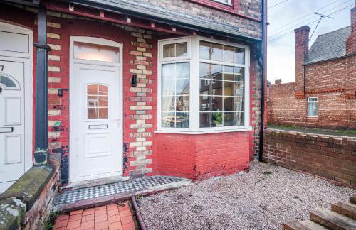 Stylish 3 Bed House, Free Parking, Near M53, Fast WiFi, Garden - Photo 42