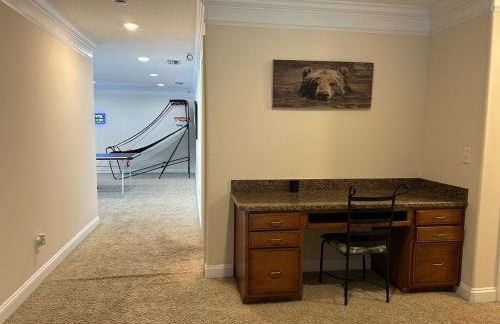 Lakeside Retreat with pool, dock & game room - Foto 31