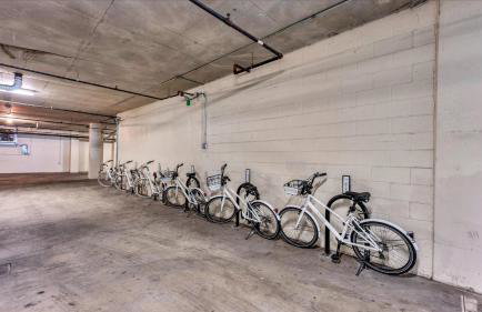 Modern 3 bedroom condo in downtown w free parking - Photo 53