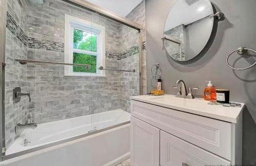 New Leeds listing Near Graces diner and Hudson! - Foto 6