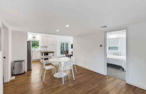 Jenkins Pond Beach Access with BBall Hoop & Grill, Bright Cape Cod Retreat near Jenkins Pond in Falmouth - Parking, Modern Retreat with Outdoor Space, 24 Hour Hospitality - Foto 6