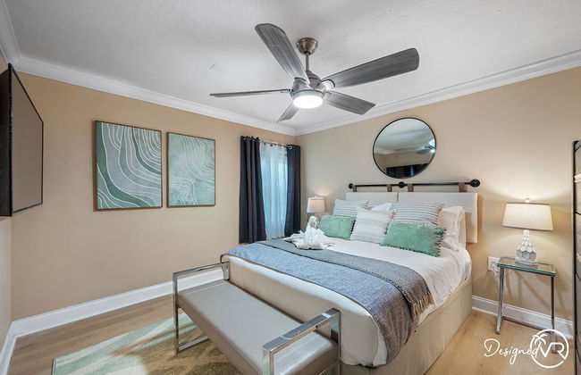 8BR Villa with Heated Pool Near Beach - Foto 28