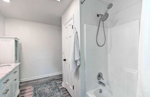 Lakefront Townville Gem with Boat Dock and Kayaks - Foto 17