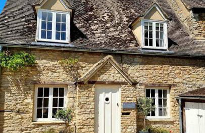 Cottage c1790, Superb central Witney, free parking - Photo 2