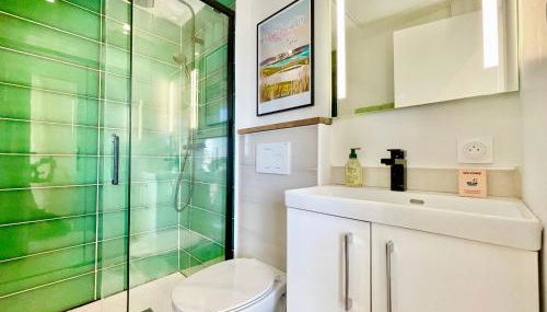 Le Phare Ouest - 80 m De La Mer - Vue Océan Sur Le Balcon - Entièrement Rénové - Internet Haut Débit - NOUVEAU - Foto 5, towels, Shower