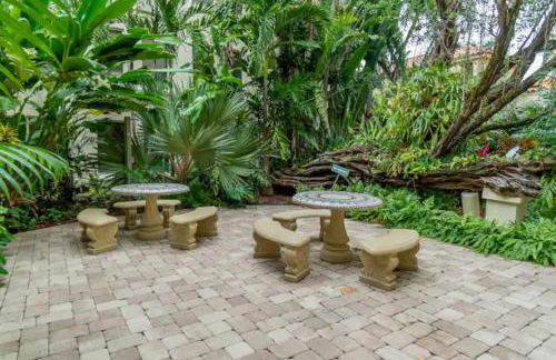 Palm Beach Paradise Walk to Beach Pool WiFi 86" TV WiFi - Foto 42