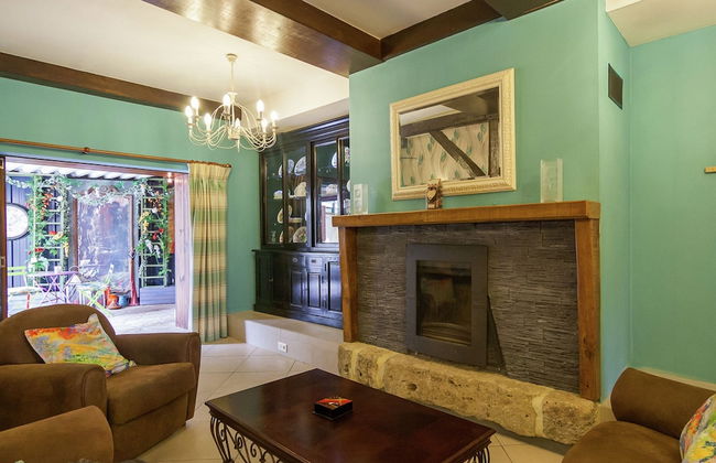 Elegant House With Heated Pool and Sauna - Photo 25