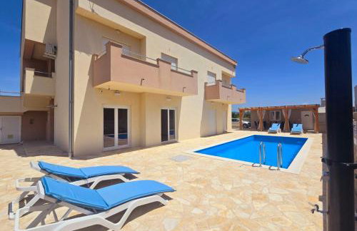 Villa Sun with pool - Photo 1