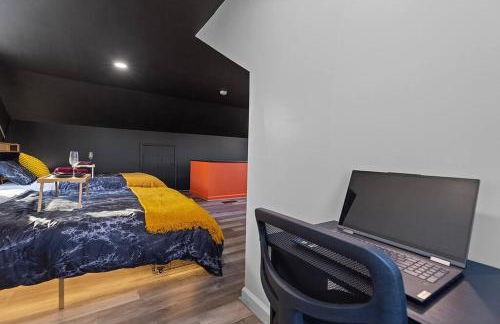 Dark House With HotTub TV in Rooms - Foto 48