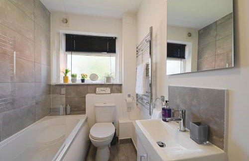 Spacious and Bright 2 Bedroom Apartment, Sleeps 6, 1st Floor with Free Parking, Business and Leisure by Jesswood Properties - Photo 19