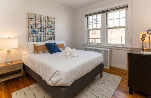 Hyde Park Comfort with Office Near Everything - Photo 7