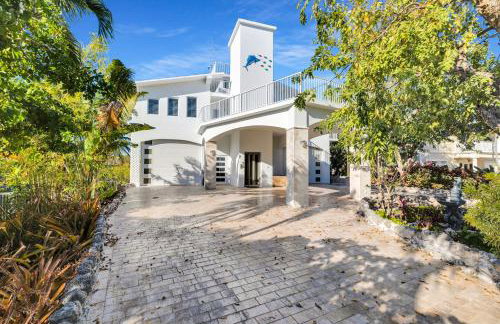 NEW LISTING! Reel Joy Waterfront Luxe with Pool and Private Dock home - Foto 50