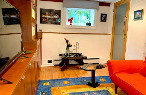 Live in this iconic East Side lower level unit - Foto 2