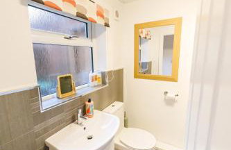 Bright and Well-Kept 3-Bed Property! Free Parking - Foto 24