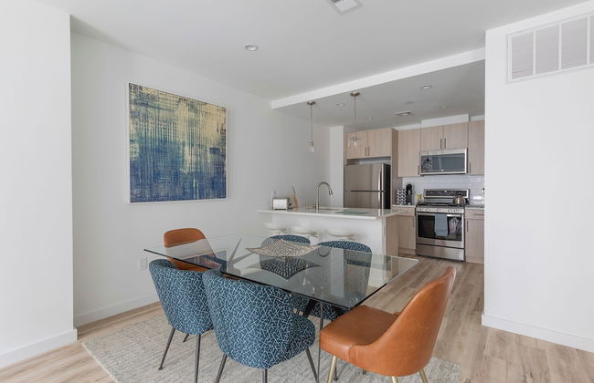 Lavish 3BR Retreat w Private Rooftop Deck Near NYC - Foto 3