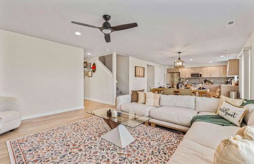 6BR Retreat with Playground Basketball & Sleeps 22 - Foto 10