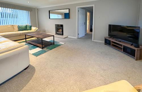 BLUNSDON LODGE - Spacious Bungalow, High Speed Wi-Fi, Free Private Parking, Garden - Foto 12