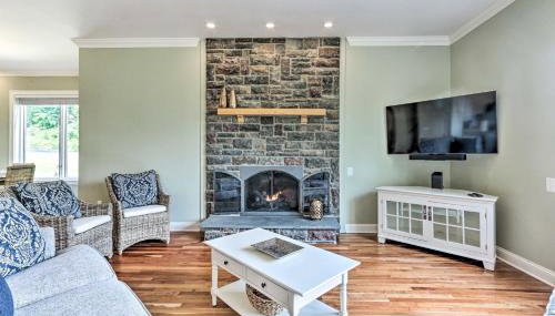 Walk to Lake Middlefield Home with Fire Pit - Foto 4