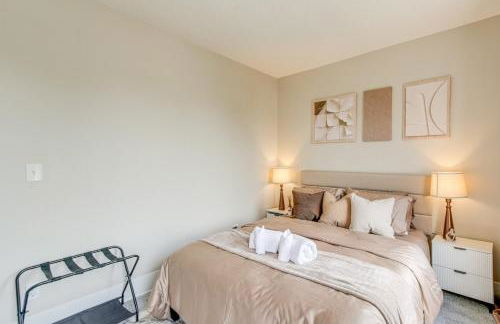 Quiet & Spacious Home Near Downtown - Foto 12