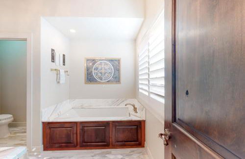 Lakefront home with hot tub, dock, kayaks, central AC, & great lake views - Foto 13