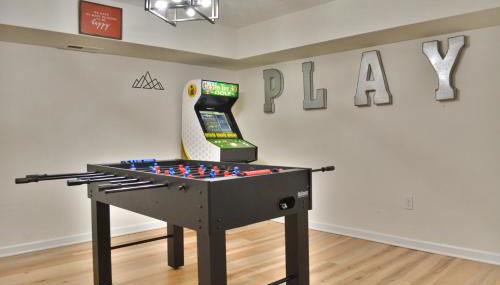 In The Woods - 5 BR Chalet with Game Room, Fire Table and Hot Tub - Foto 5, Game Room