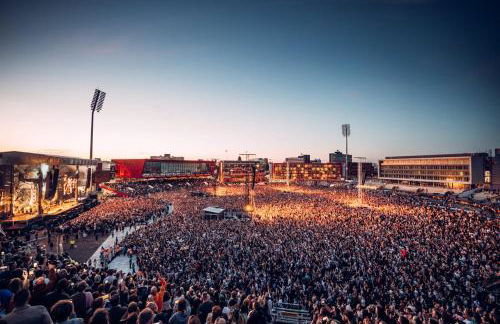 Luxury 2 Bed Apartment, Sleeps 6 with Sofa bed, Close to Sale Town & Tram Station - Photo 30